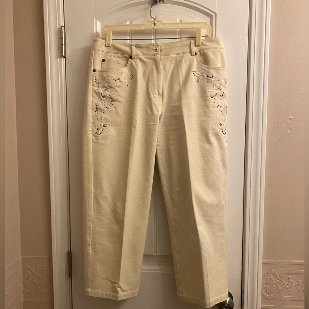 Off white cropped jeans. VGU condition.